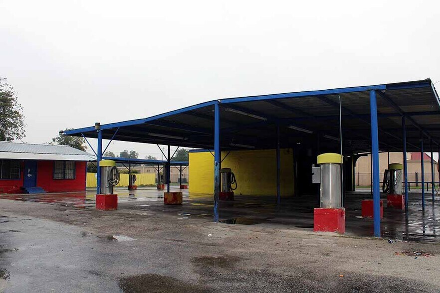 More Photos Of 2203 W Commerce St, San Antonio Specialty For Sale