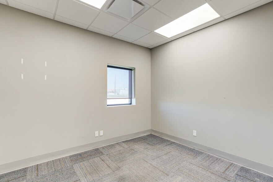 More Photos Of 2405 114th St, Lubbock Office For Sale