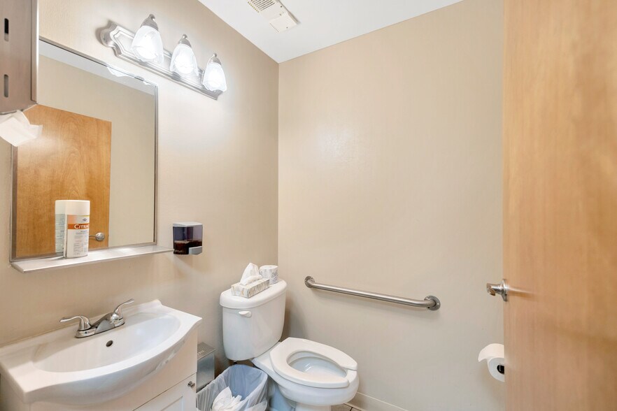 More Photos Of 13644 Walsingham Rd, Largo Medical For Sale