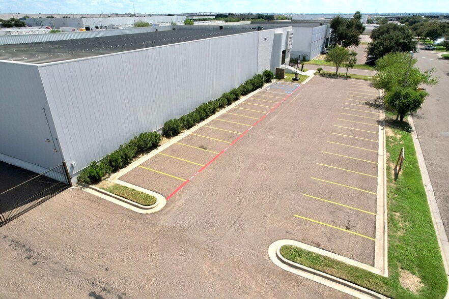 More Photos Of 14619 Archer Dr, Laredo Warehouse For Lease