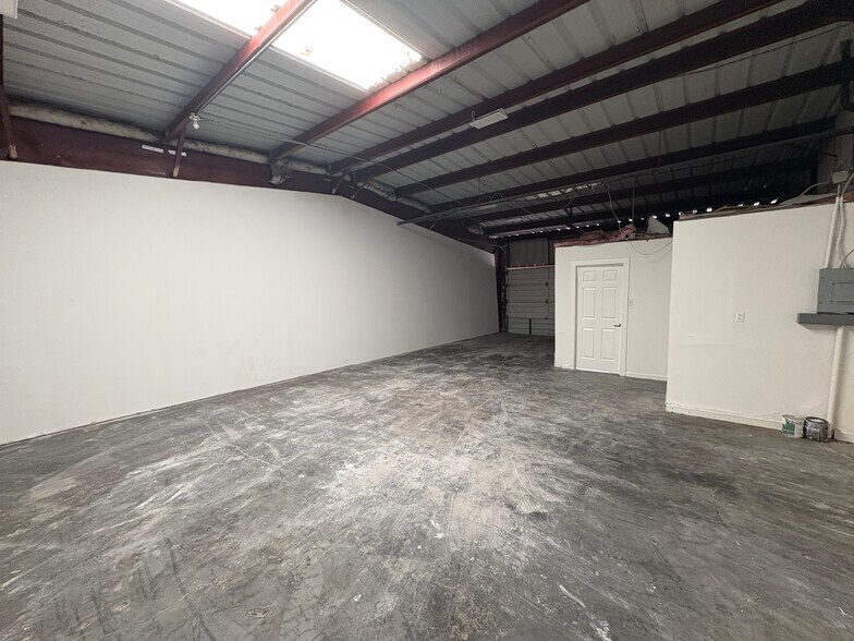 More Photos Of 13329 Veterans Memorial Dr, Houston Warehouse For Lease