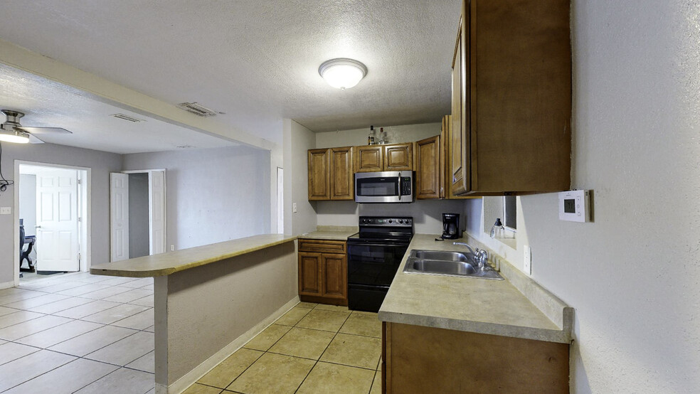 More Photos Of 1918 Aurora Rd, Melbourne Auto Dealership For Lease