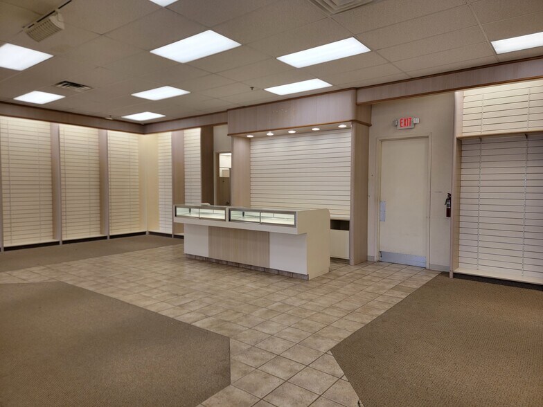 More Photos Of 61600-61690 Southgate Rd, Cambridge Unknown For Lease