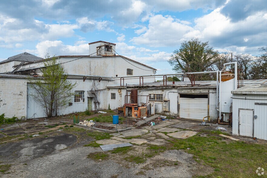 More Photos Of 204 Southern Blvd, Wyoming Warehouse For Sale