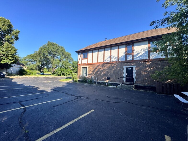 More Photos Of 804 Roundabout, West Dundee Loft Creative Space For Lease