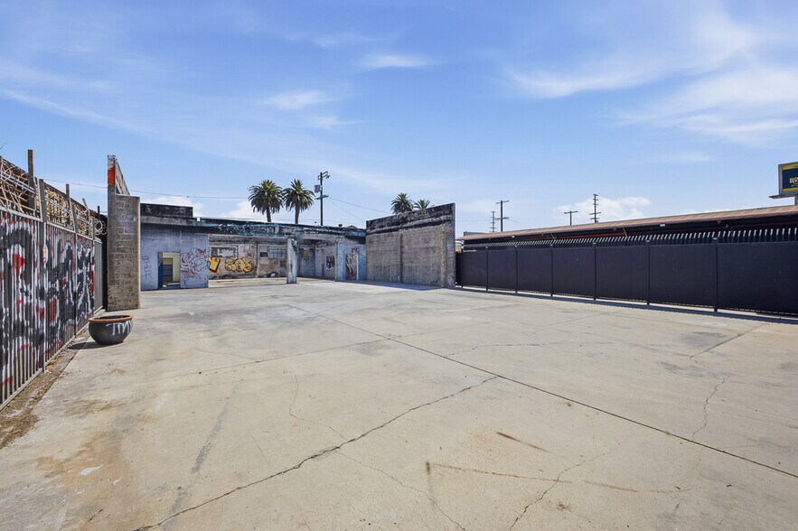More Photos Of 818-828 E Manchester Ave, Los Angeles Warehouse For Sale