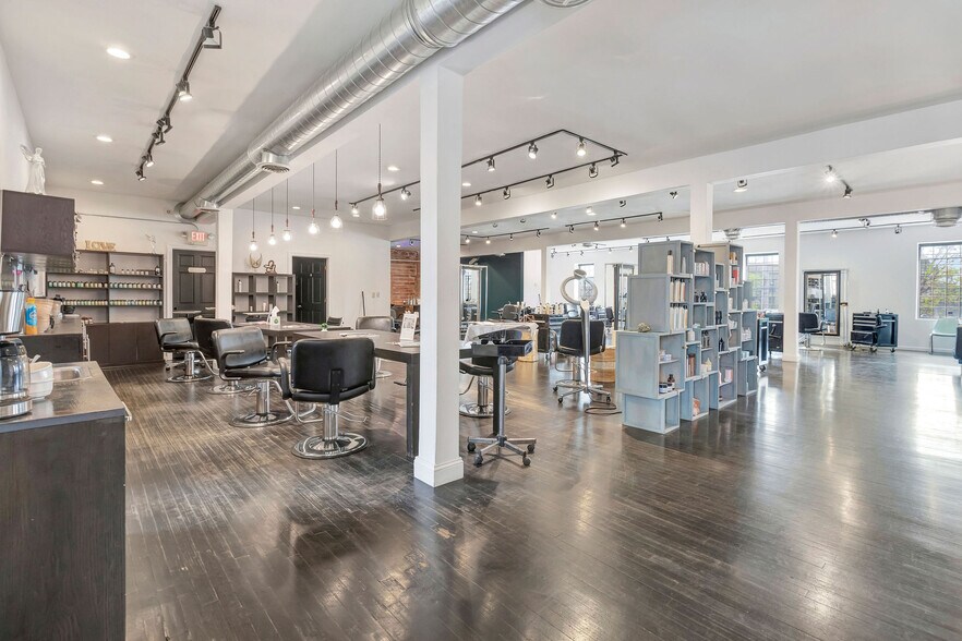 More Photos Of 6091-6095 Montgomery Rd, Cincinnati Storefront Retail Office For Lease