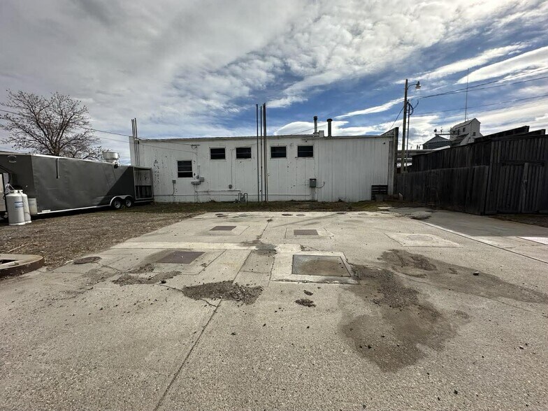 More Photos Of 201 W Main St, Laurel Service Station For Lease