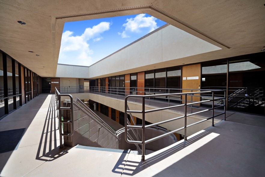 More Photos Of 340 S Farrell Dr, Palm Springs Unknown For Lease