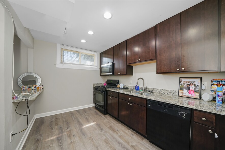 More Photos Of 4401-4407 W Iowa St, Chicago Apartments For Sale