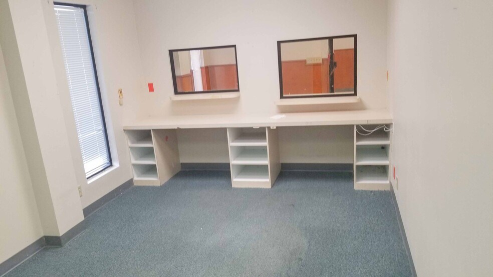 More Photos Of 1800 S Washington St, Beeville Office For Sale
