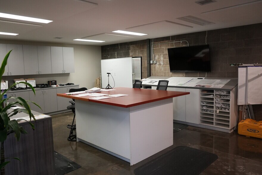 More Photos Of 18314 S Broadway St, Gardena Light Manufacturing For Lease