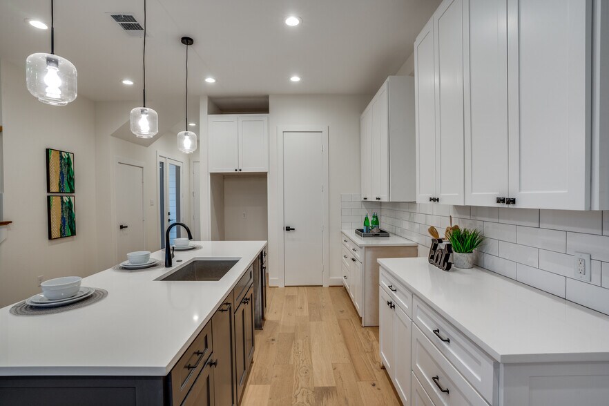 More Photos Of 421/423 Wayne, Dallas Apartments For Sale