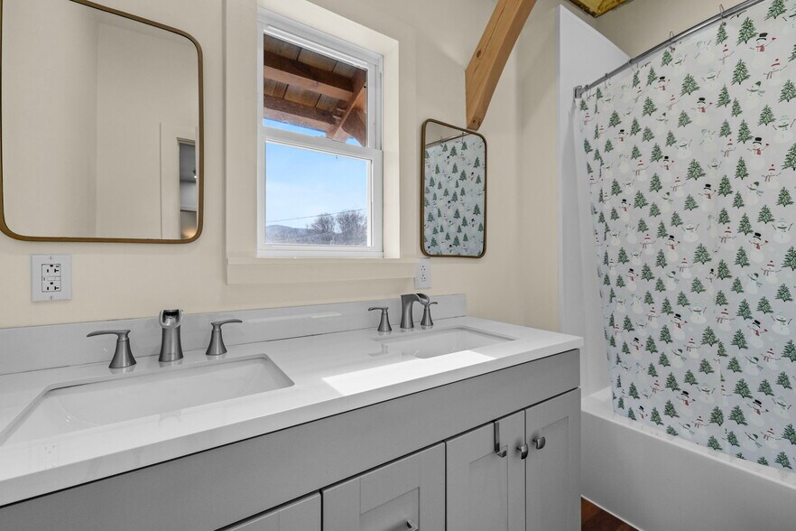 More Photos Of 180 Main St, North Woodstock Hotel For Sale
