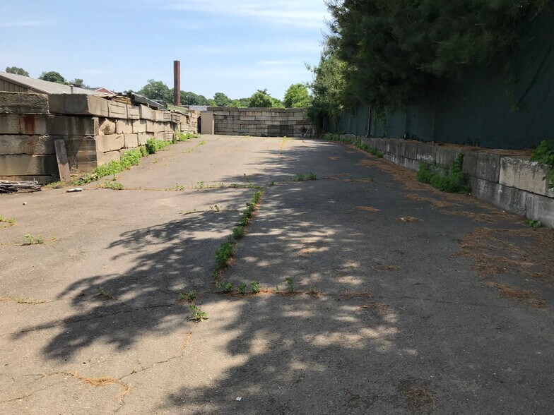 More Photos Of 8 Merritt Pl, Norwalk Warehouse For Lease