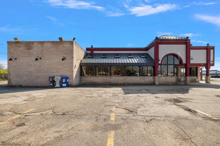 More Photos Of 37116 S Groesbeck Hwy, Clinton Township Restaurant For Sale