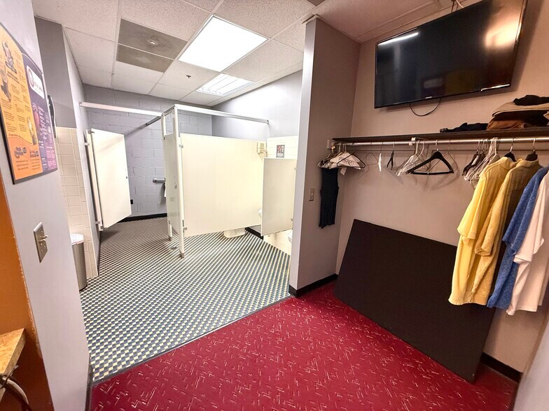 More Photos Of 419 Kays Dr, Normal Industrial For Sale