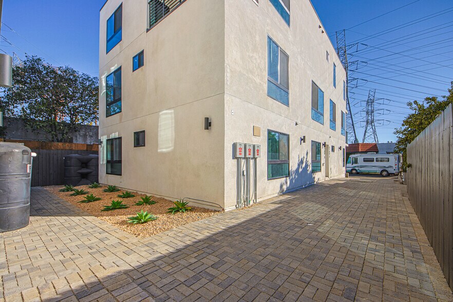 More Photos Of 5709 Auckland Ave, North Hollywood Apartments For Sale