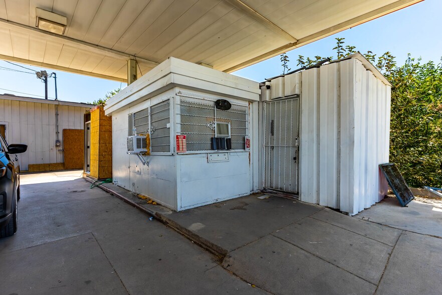 More Photos Of 3701 S Lancaster Rd, Dallas Light Distribution For Sale