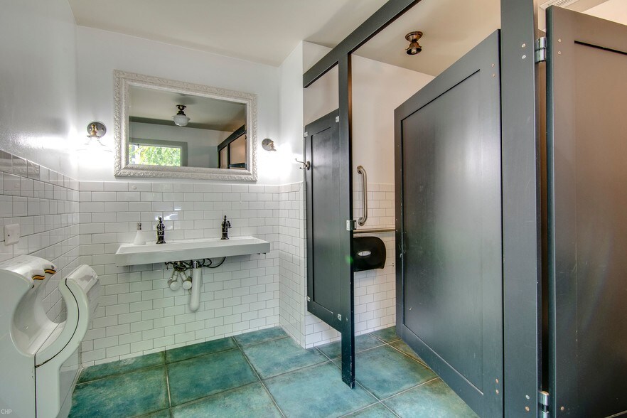 More Photos Of 1700 W Division St, Chicago Apartments For Lease