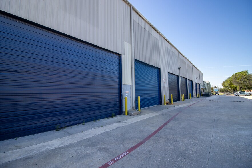 More Photos Of 9233 Denton Dr, Dallas Warehouse For Lease