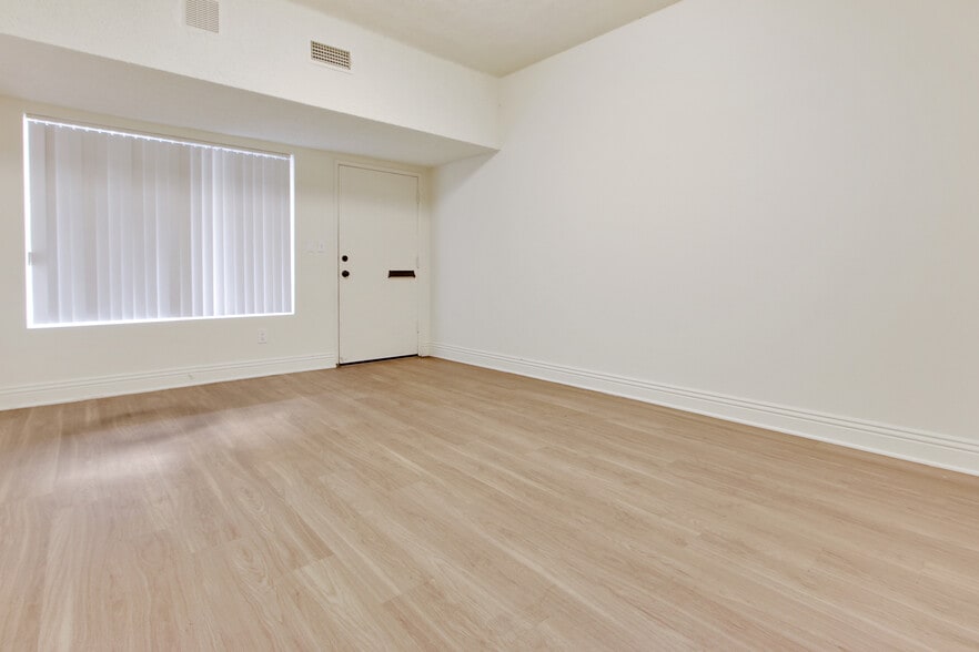 More Photos Of 13615 Victory Blvd, Van Nuys Office For Lease