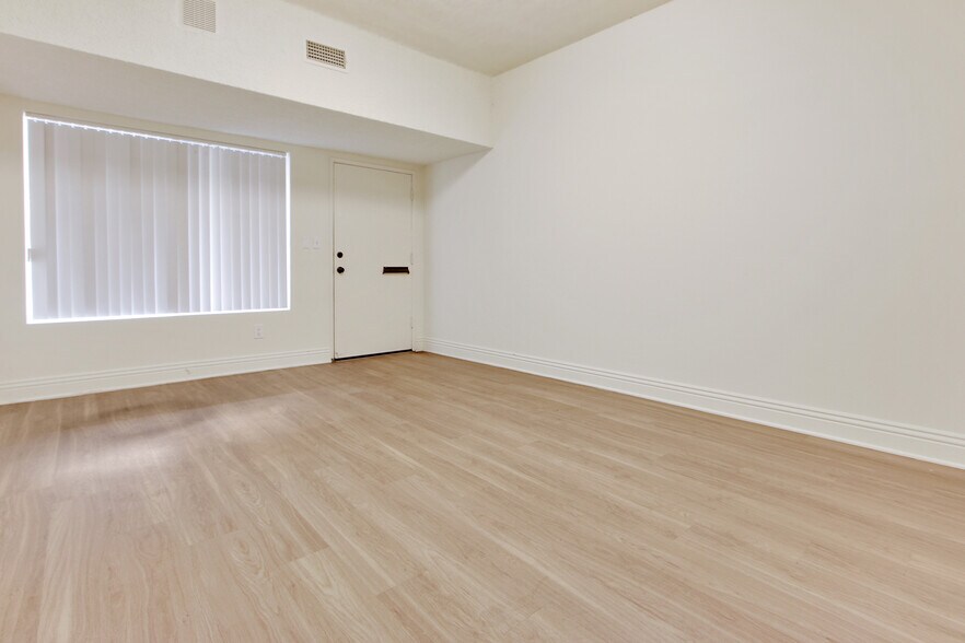 More Photos Of 13615 Victory Blvd, Van Nuys Office For Lease