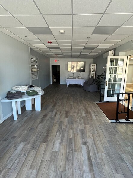 More Photos Of 565-585 Chickering Rd, North Andover Storefront For Sale