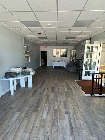 More Photos Of 565 Chickering Rd, North Andover Storefront For Sale