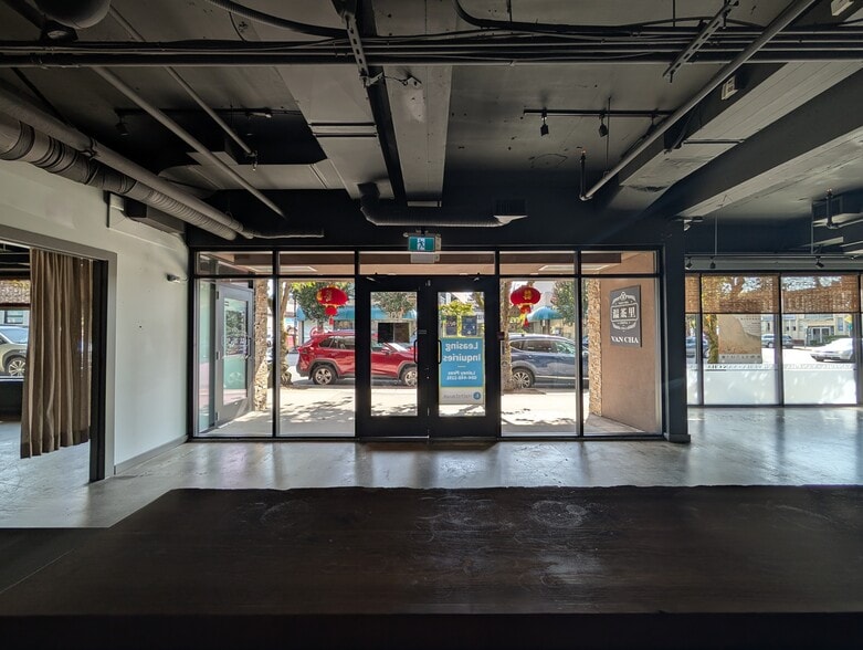 More Photos Of 205 16th St, West Vancouver General Retail For Lease