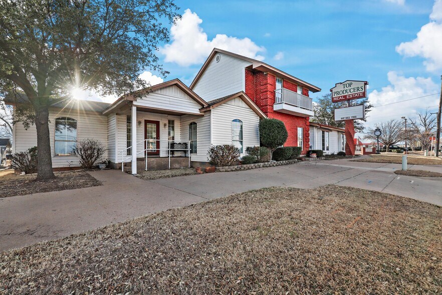 More Photos Of 145 NW Ellison St, Burleson Freestanding For Sale