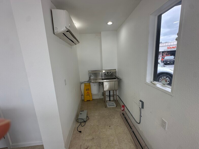 More Photos Of 7300 W Sunset Blvd, Los Angeles Unknown For Lease