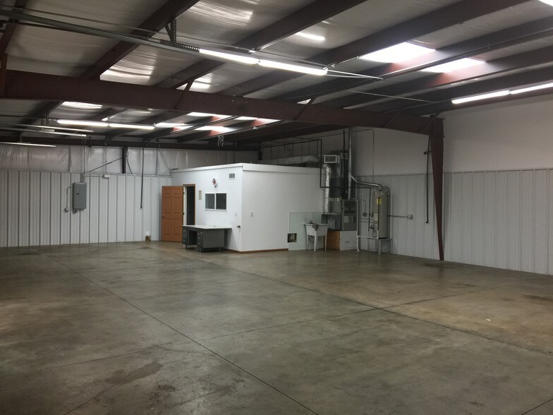 More Photos Of 621-633 N Kessler St, Wichita Showroom For Lease