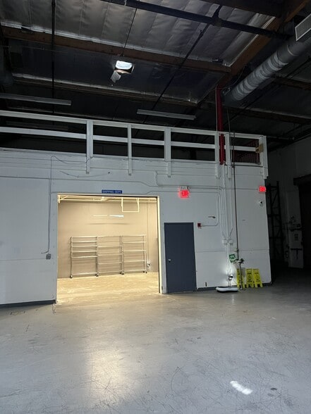 More Photos Of 3501 W Garry Ave, Santa Ana Warehouse For Lease