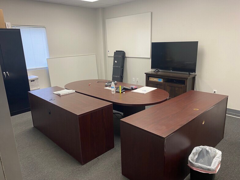 More Photos Of 105 Riley Rd, Houston Warehouse For Lease