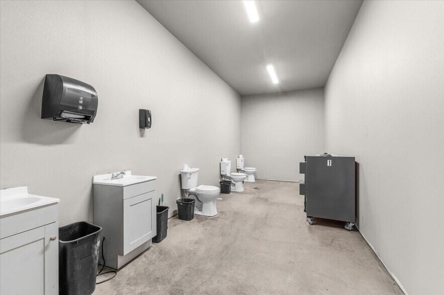 More Photos Of 3206 W Us Highway 377, Granbury Flex For Sale