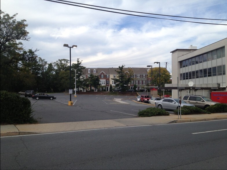 More Photos Of 2601 W University Blvd, Wheaton Office For Lease