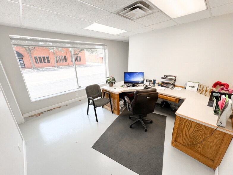 More Photos Of 311 E Illinois Ave, Midland Office For Sale