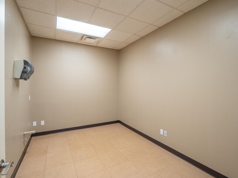 More Photos Of 721 S George Nigh Expy, Mcalester Office For Sale