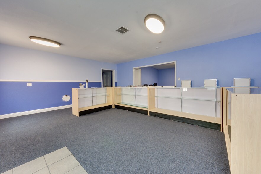 More Photos Of 306-308 Roberts Ln, Bakersfield Storefront Retail Residential For Sale