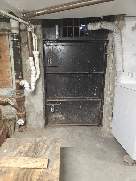 More Photos Of 6001 Upland St, Philadelphia Storefront For Lease