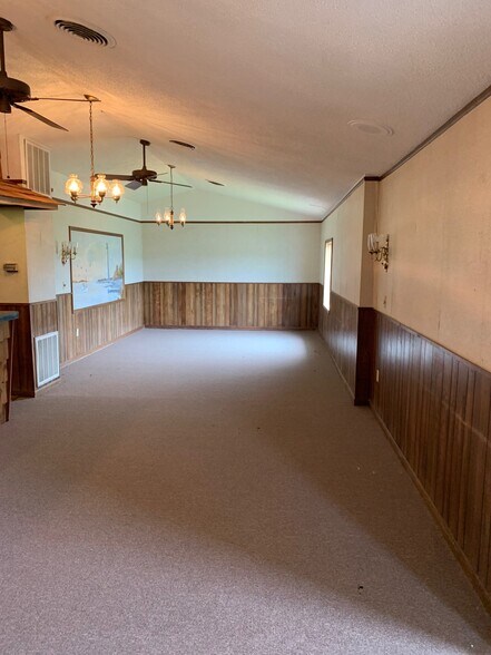 More Photos Of 135 Windmill Point, White Stone Showroom For Sale