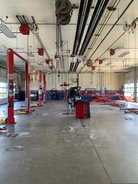 More Photos Of 7811 Southtown Crossing Blvd, Fort Wayne Auto Repair For Sale