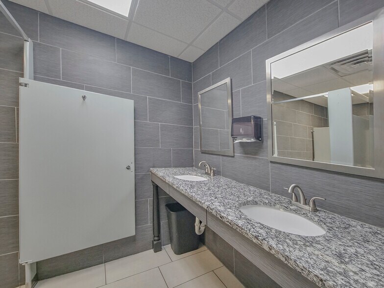 More Photos Of 6001 Nw Expressway, Oklahoma City Office For Sale