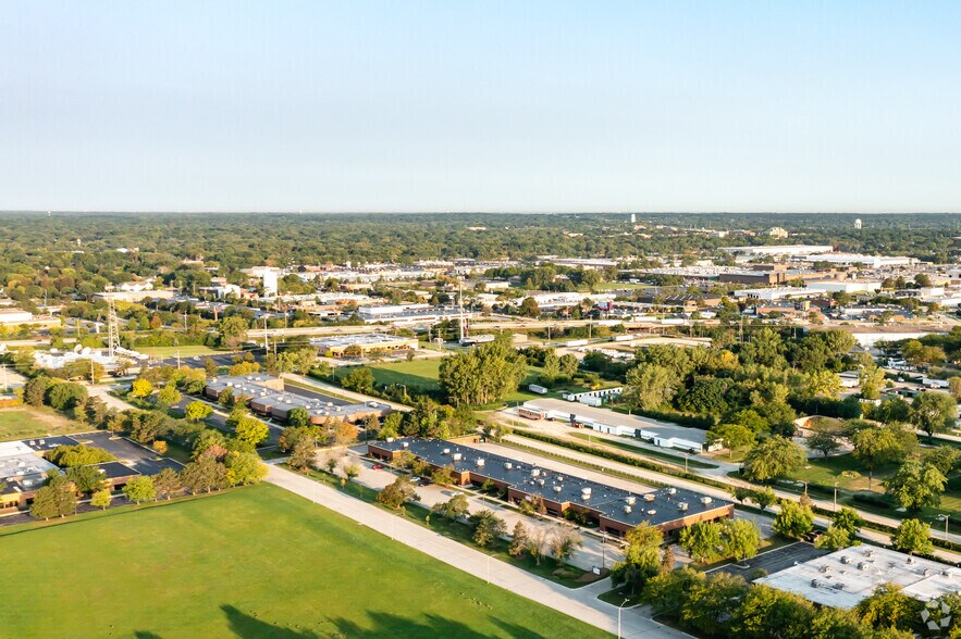More Photos Of 3550 W Salt Creek Ln, Arlington Heights Light Distribution For Lease