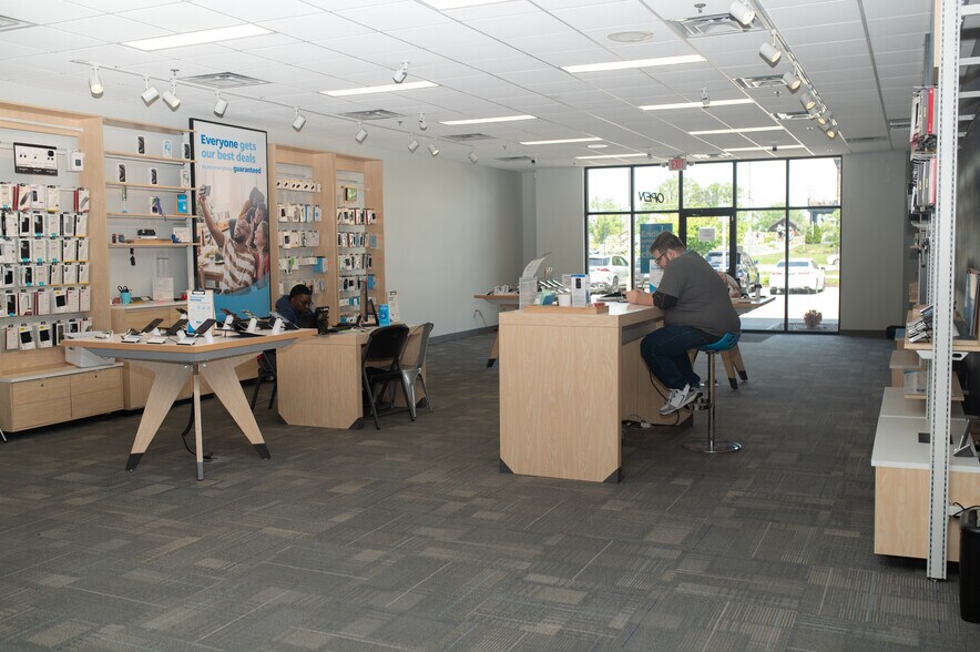 More Photos Of 637-705 E State Road 32, Westfield Storefront For Sale