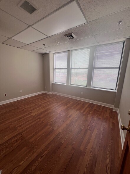 More Photos Of 32 Noble St, Newark Warehouse For Lease
