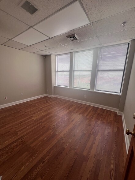 More Photos Of 32 Noble St, Newark Warehouse For Lease