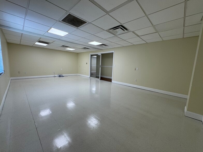 More Photos Of 4802-4942 W Gandy Blvd, Tampa Business Park For Lease