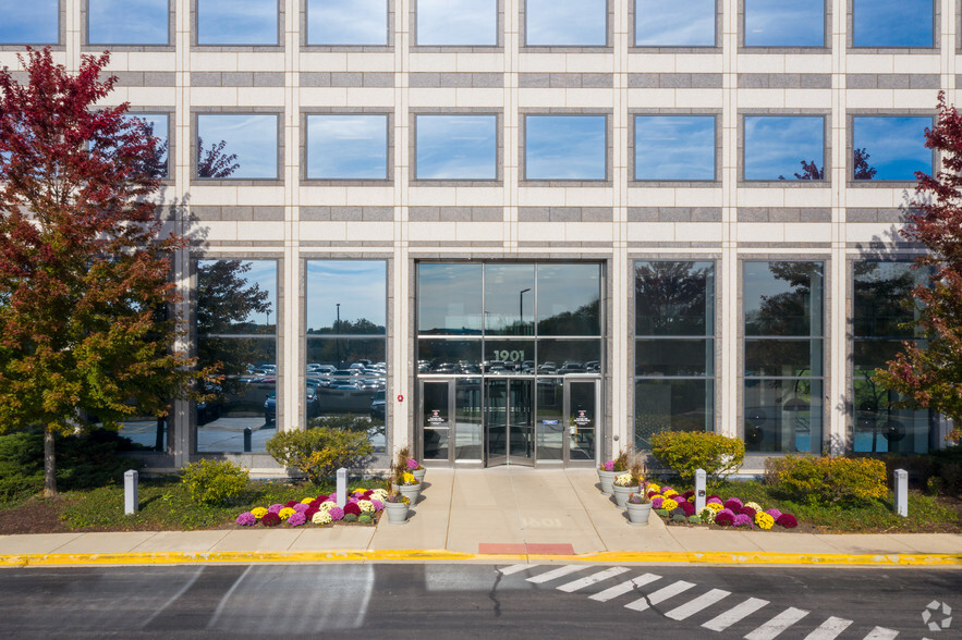 Primary Photo Of 1901 N Roselle Rd, Schaumburg Coworking Space